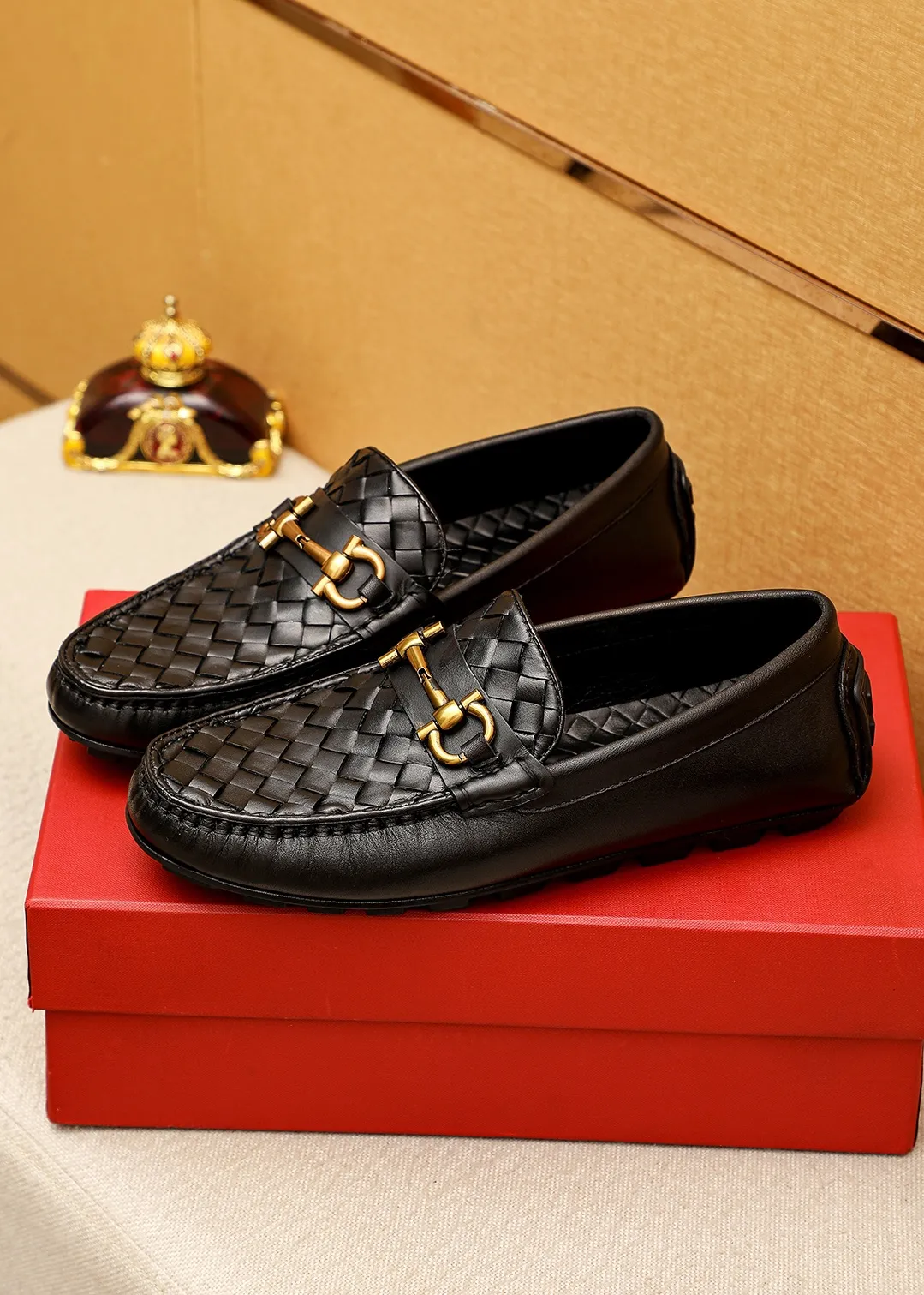 Men's shoes 💰360 💐 Product trademark: Ferragamo "Ferragamo" bean shoes Regular size: 38-44 (45.46🉑️customized) Product materials: Selected imported woven cowhide upper + classic hardware buckle, imported pig leather lining. Strong three-dimensional visual effect, original outsole color: 1⃣️color optional